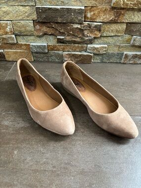 Vintage 7 Eight genuine suede light tan/neutral pointed toe flat-size 9M